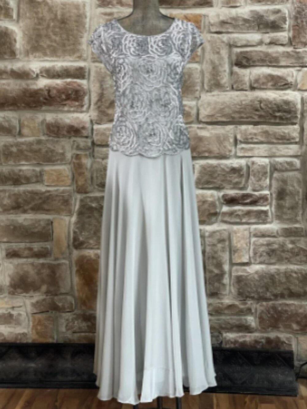 NWT J Kara Silver Mesh Floral Sequin Cap Sleeve Gown, 14P
